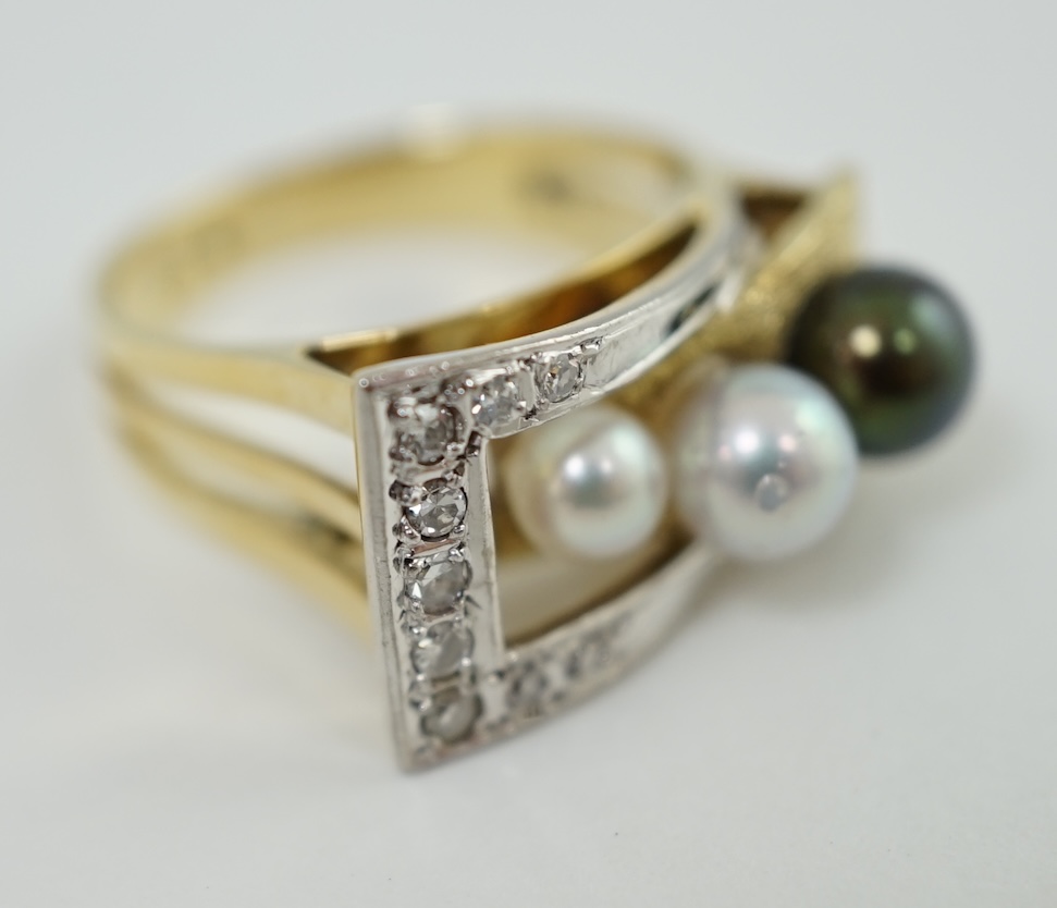 A recent 14k gold, diamond and graduated three colour cultured pearl set dress buckle ring